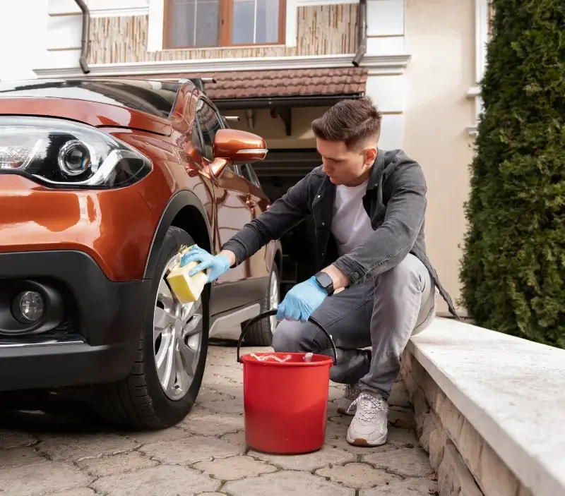 Lavage auto à domicile La Chapelle-Saint-Laurian : professionnel intervenant sur un véhicule